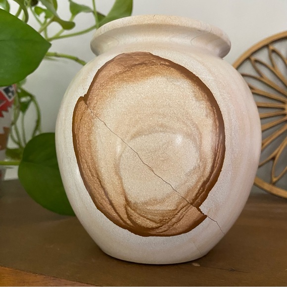 Neutral Stone Vase from Pakistan - Picture 3 of 7